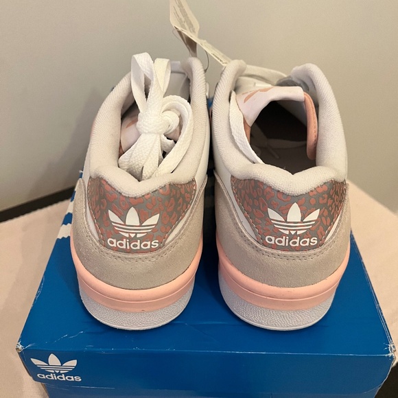 Brand New Adidas "Rivalry Low" Women's Sneaker - Size 8.5 - Picture 3 of 6